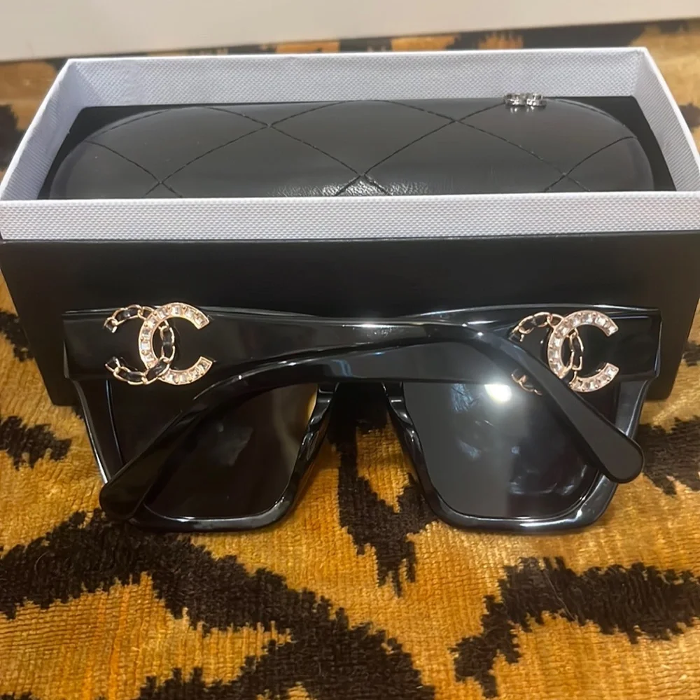 Chanel black sunglasses - Picture 2 of 3